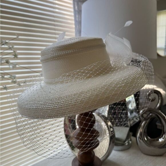 Elegant Cream Women's Hat with Veil - Picture 11 of 14